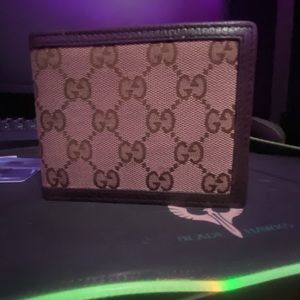 Gucci wallet with authentication. (Gift receipt, serial code, Italy tag)
